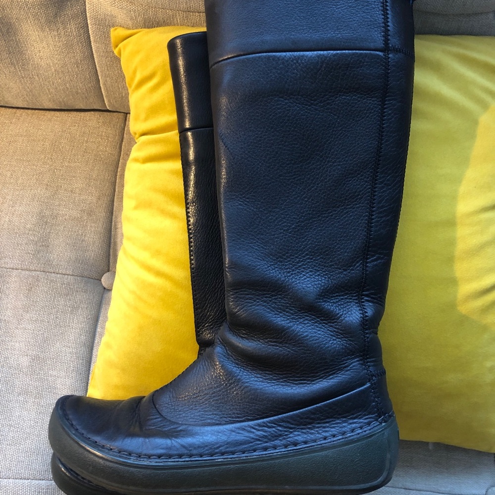 Camper Black Leather knee high boot. Modern.